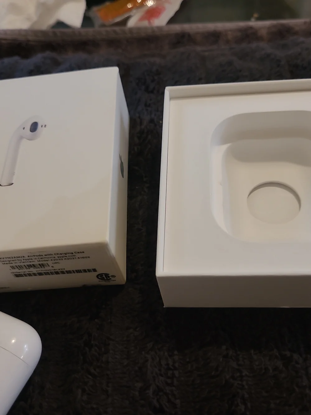 Apple AirPods 2nd Generation Charging Case And Box White For Parts or repair...
